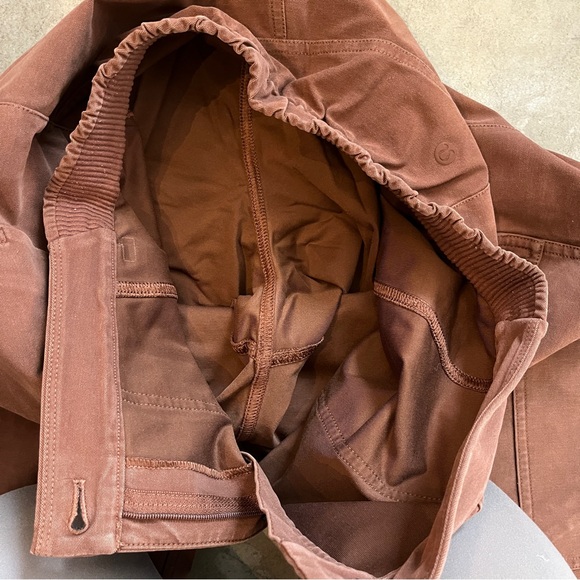 Lululemon Light Utilitech Cargo Pocket High Rise Pant in Roasted Brown - Picture 7 of 9
